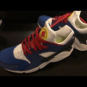 Like new Size 12 fits like a 11 Men’s Huarache.